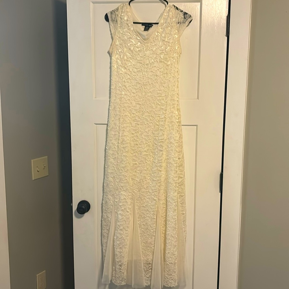 🤍 A beautiful white occasion dress with white fabric ruffles at the end 🤍